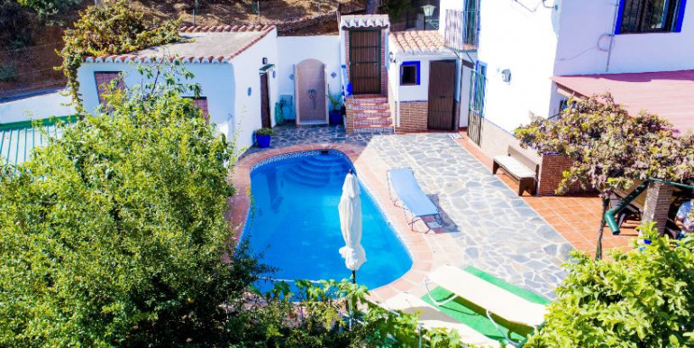 HOUSE WITH PRIVATE POOL