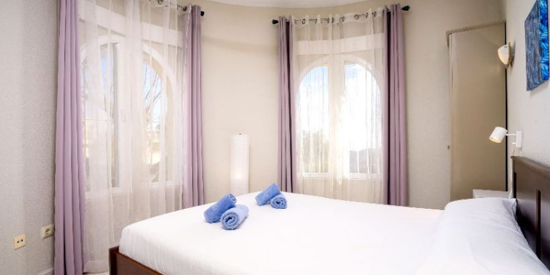 IN MORAIRA WITH SEA VIEWS
