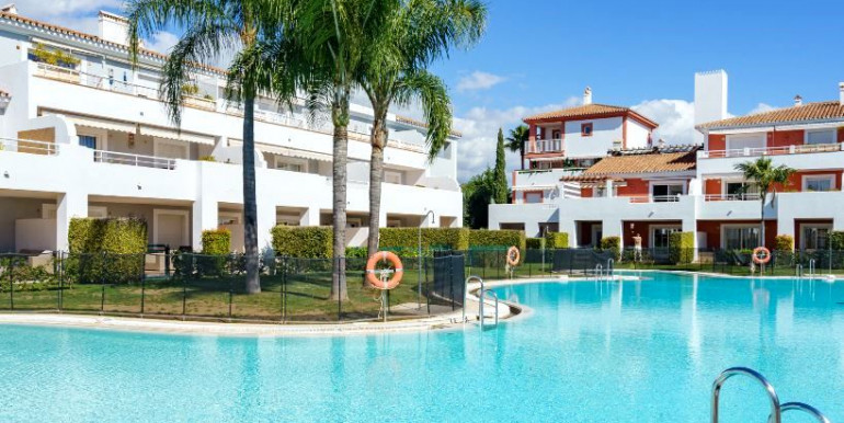 ACOGEDOR PISO EN ESTEPONA