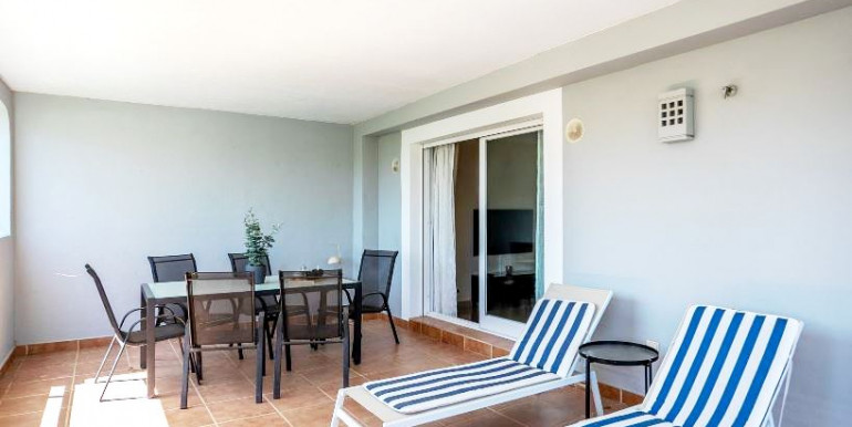 ACOGEDOR PISO EN ESTEPONA