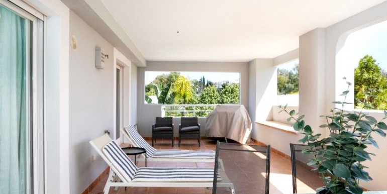 ACOGEDOR PISO EN ESTEPONA