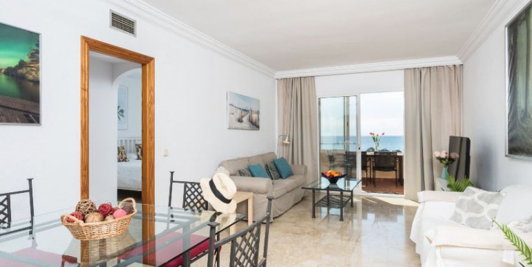 EN ESTEPONA A 70m DEL MAR