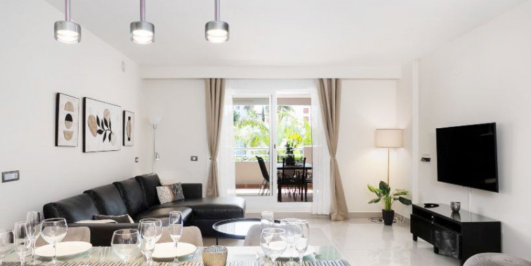 ACOGEDOR PISO EN ESTEPONA