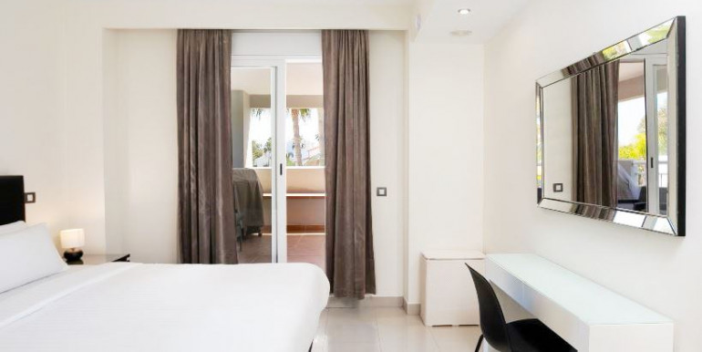 ACOGEDOR PISO EN ESTEPONA