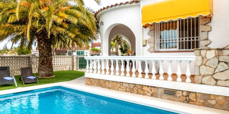 EMPURIABRAVA 800m FROM THE SEA EMPURIABRAVA 800m FROM THE SEA