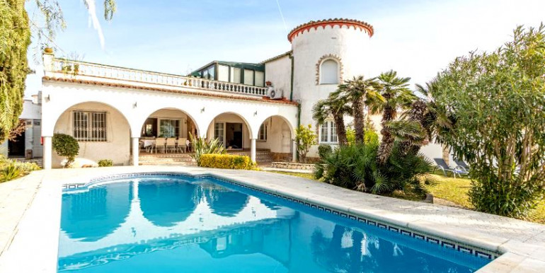 ESPACIOSA VILLA EMPURIABRAVA ESPACIOSA VILLA EMPURIABRAVA