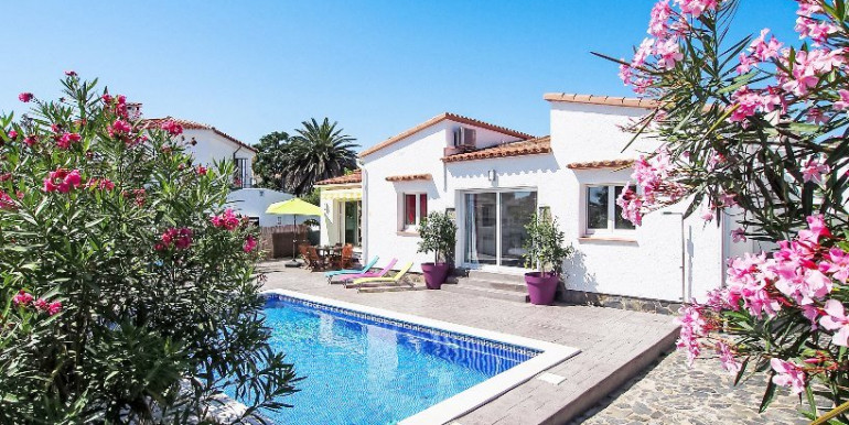 EMPURIABRAVA 1km FROM THE SEA EMPURIABRAVA 1km FROM THE SEA