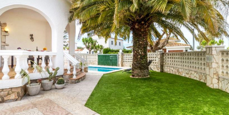 EMPURIABRAVA 800m FROM THE SEA EMPURIABRAVA 800m FROM THE SEA