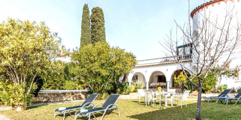 ESPACIOSA VILLA EMPURIABRAVA ESPACIOSA VILLA EMPURIABRAVA