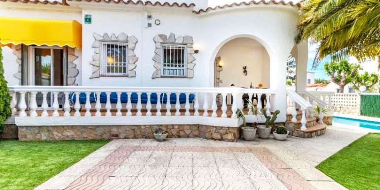 EMPURIABRAVA 800m FROM THE SEA EMPURIABRAVA 800m FROM THE SEA