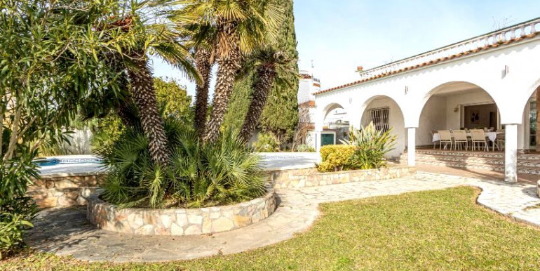 ESPACIOSA VILLA EMPURIABRAVA ESPACIOSA VILLA EMPURIABRAVA