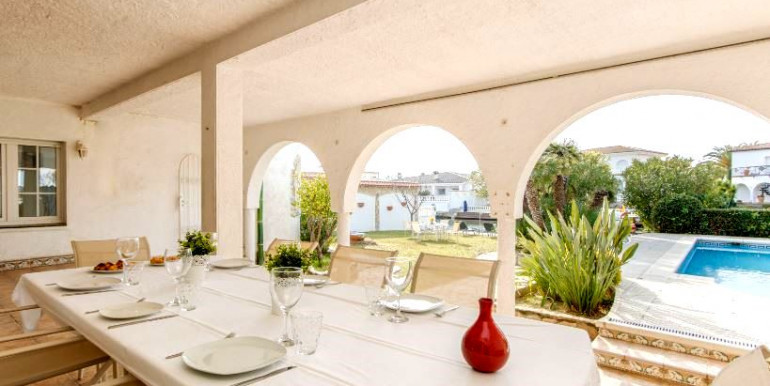 ESPACIOSA VILLA EMPURIABRAVA ESPACIOSA VILLA EMPURIABRAVA