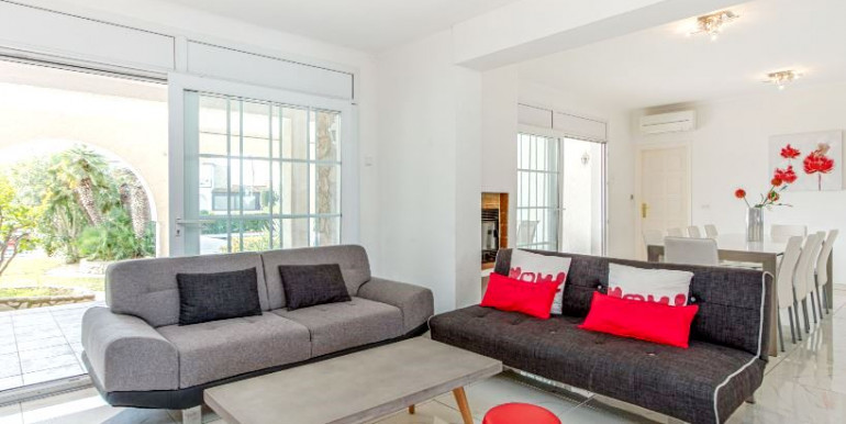 ESPACIOSA VILLA EMPURIABRAVA ESPACIOSA VILLA EMPURIABRAVA