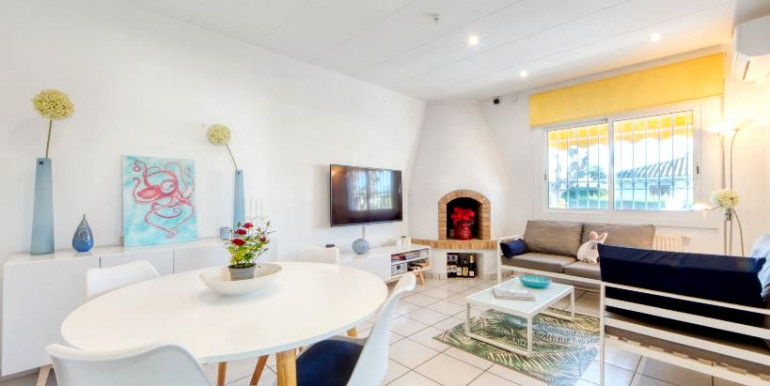 EMPURIABRAVA 800m FROM THE SEA EMPURIABRAVA 800m FROM THE SEA