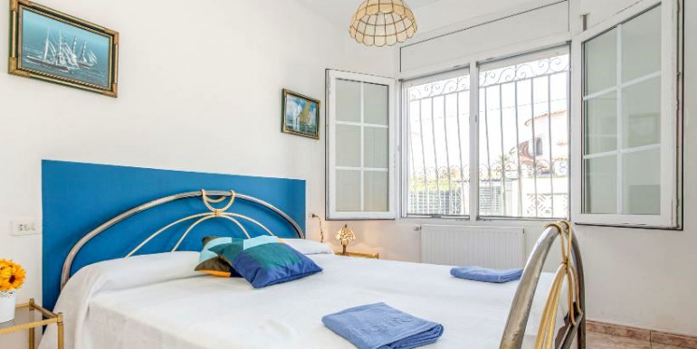 ESPACIOSA VILLA EMPURIABRAVA ESPACIOSA VILLA EMPURIABRAVA