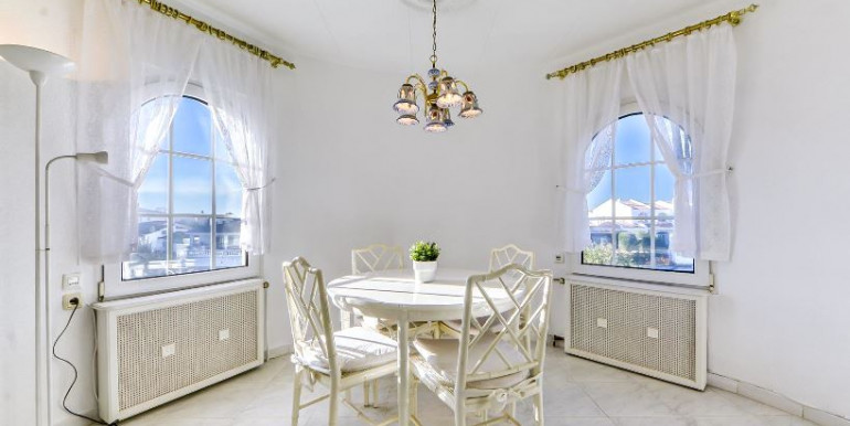 ESPACIOSA VILLA EMPURIABRAVA ESPACIOSA VILLA EMPURIABRAVA