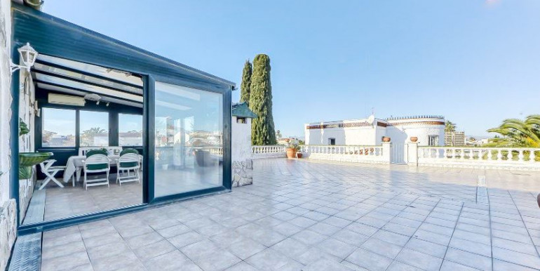 ESPACIOSA VILLA EMPURIABRAVA ESPACIOSA VILLA EMPURIABRAVA