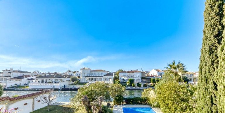 ESPACIOSA VILLA EMPURIABRAVA ESPACIOSA VILLA EMPURIABRAVA