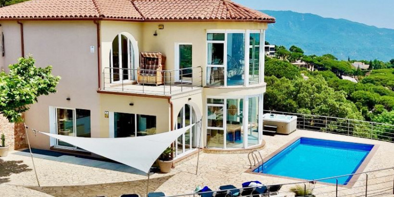ESPACIOSA VILLA LLORET DE MAR ESPACIOSA VILLA LLORET DE MAR
