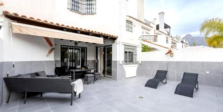 LARGE TOWNHOUSE IN MARBELLA LARGE TOWNHOUSE IN MARBELLA