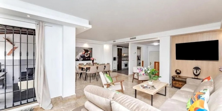 LARGE TOWNHOUSE IN MARBELLA LARGE TOWNHOUSE IN MARBELLA