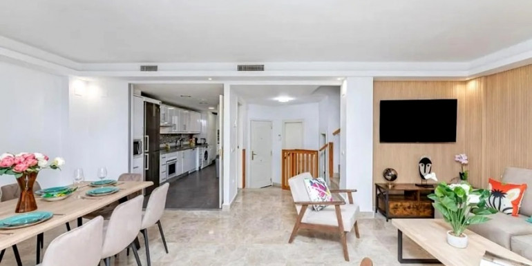 LARGE TOWNHOUSE IN MARBELLA LARGE TOWNHOUSE IN MARBELLA