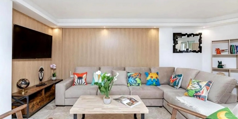 LARGE TOWNHOUSE IN MARBELLA LARGE TOWNHOUSE IN MARBELLA