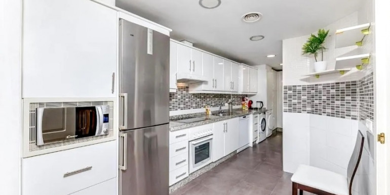 LARGE TOWNHOUSE IN MARBELLA LARGE TOWNHOUSE IN MARBELLA