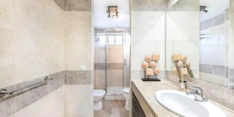 LARGE TOWNHOUSE IN MARBELLA LARGE TOWNHOUSE IN MARBELLA