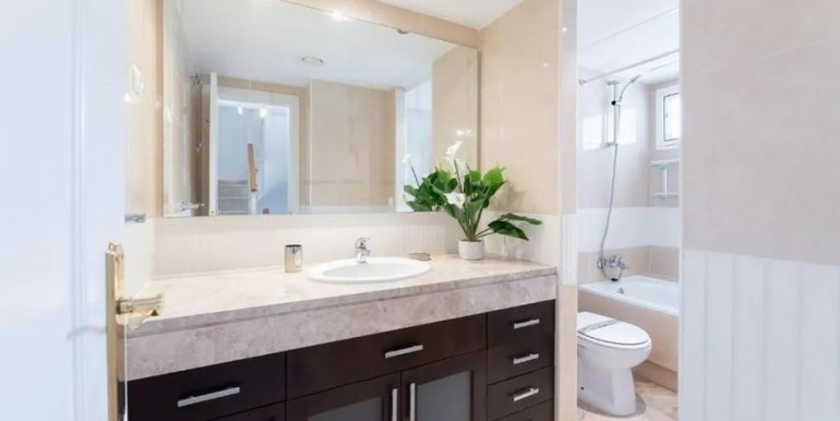 LARGE TOWNHOUSE IN MARBELLA LARGE TOWNHOUSE IN MARBELLA