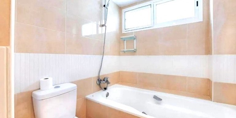 LARGE TOWNHOUSE IN MARBELLA LARGE TOWNHOUSE IN MARBELLA