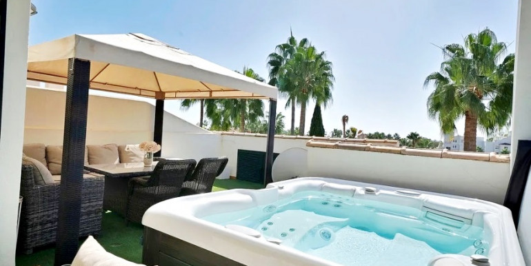 AMPLIA LUJOSA CASA ADOSADA