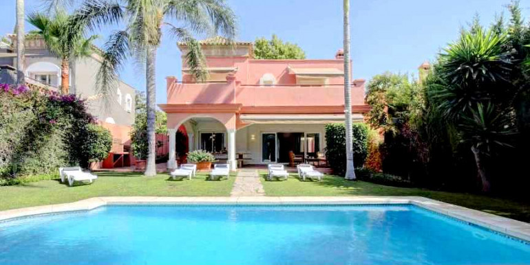 VILLA A 690m DE PUERTO BANÚS VILLA A 690m DE PUERTO BANÚS