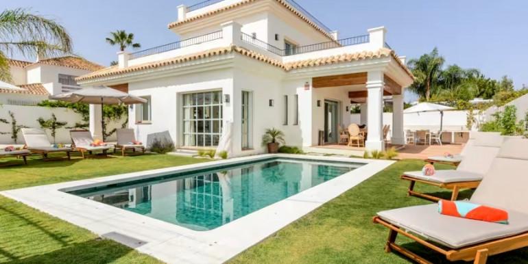 FAMILY VILLA 900m FROM THE SEA FAMILY VILLA 900m FROM THE SEA