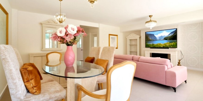 PRECIOSA ADOSADA EN ESTEPONA