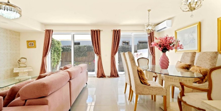 PRECIOSA ADOSADA EN ESTEPONA