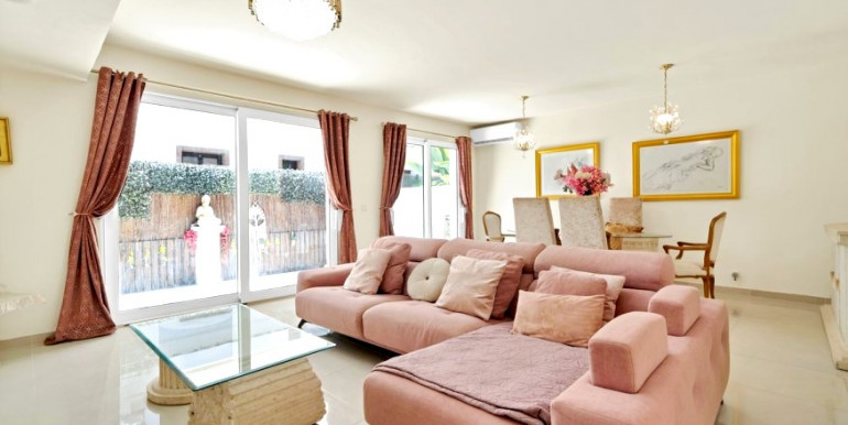 PRECIOSA ADOSADA EN ESTEPONA