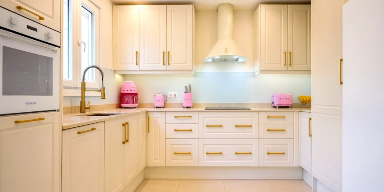 PRECIOSA ADOSADA EN ESTEPONA