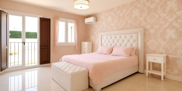 PRECIOSA ADOSADA EN ESTEPONA