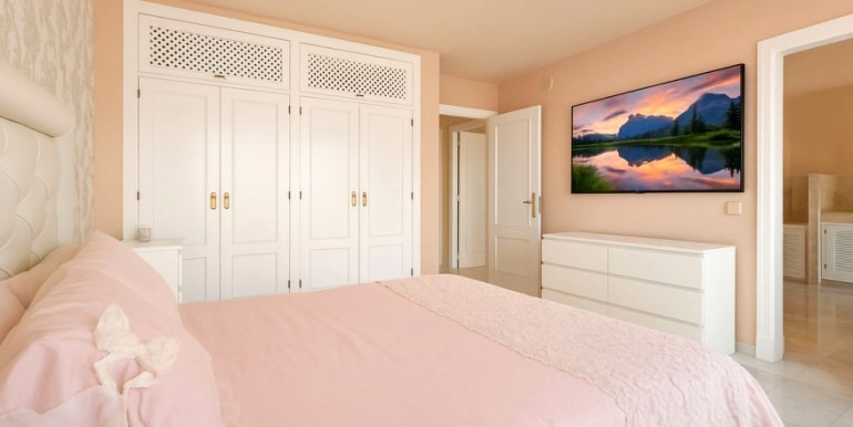 PRECIOSA ADOSADA EN ESTEPONA