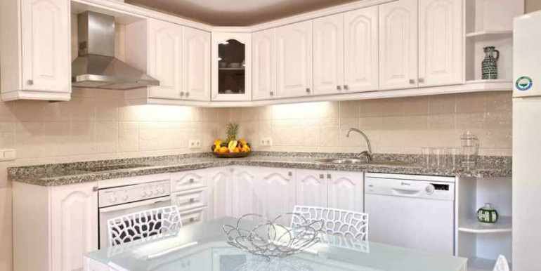 VILLA A 690m DE PUERTO BANÚS VILLA A 690m DE PUERTO BANÚS