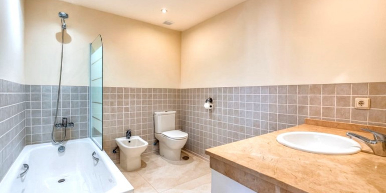 PRECIOSA ADOSADA EN ESTEPONA