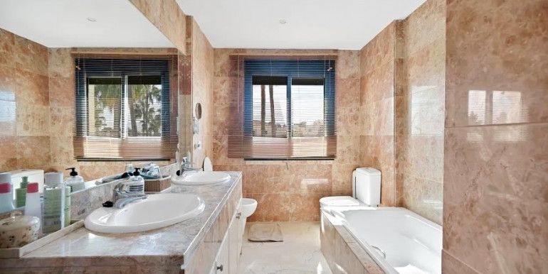 AMPLIA LUJOSA CASA ADOSADA