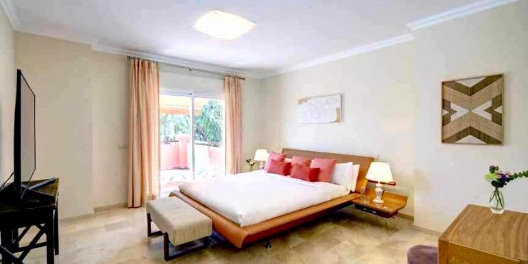 VILLA A 690m DE PUERTO BANÚS VILLA A 690m DE PUERTO BANÚS