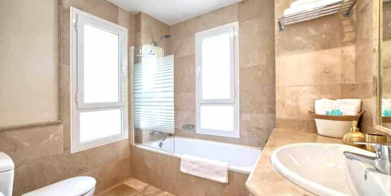 VILLA A 690m DE PUERTO BANÚS VILLA A 690m DE PUERTO BANÚS