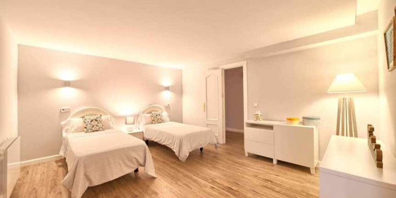 VILLA A 690m DE PUERTO BANÚS VILLA A 690m DE PUERTO BANÚS