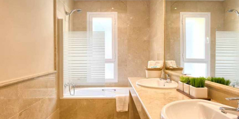 VILLA A 690m DE PUERTO BANÚS VILLA A 690m DE PUERTO BANÚS