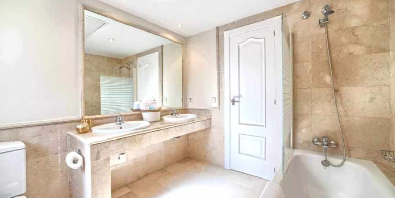 VILLA A 690m DE PUERTO BANÚS VILLA A 690m DE PUERTO BANÚS