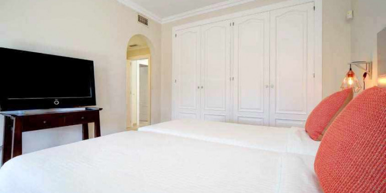 VILLA A 690m DE PUERTO BANÚS VILLA A 690m DE PUERTO BANÚS