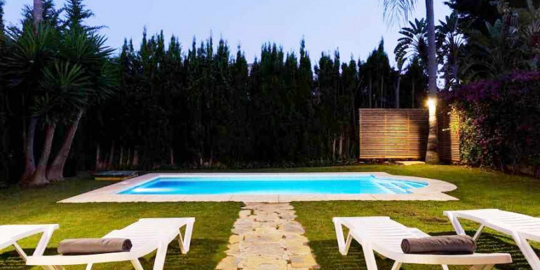 VILLA A 690m DE PUERTO BANÚS VILLA A 690m DE PUERTO BANÚS